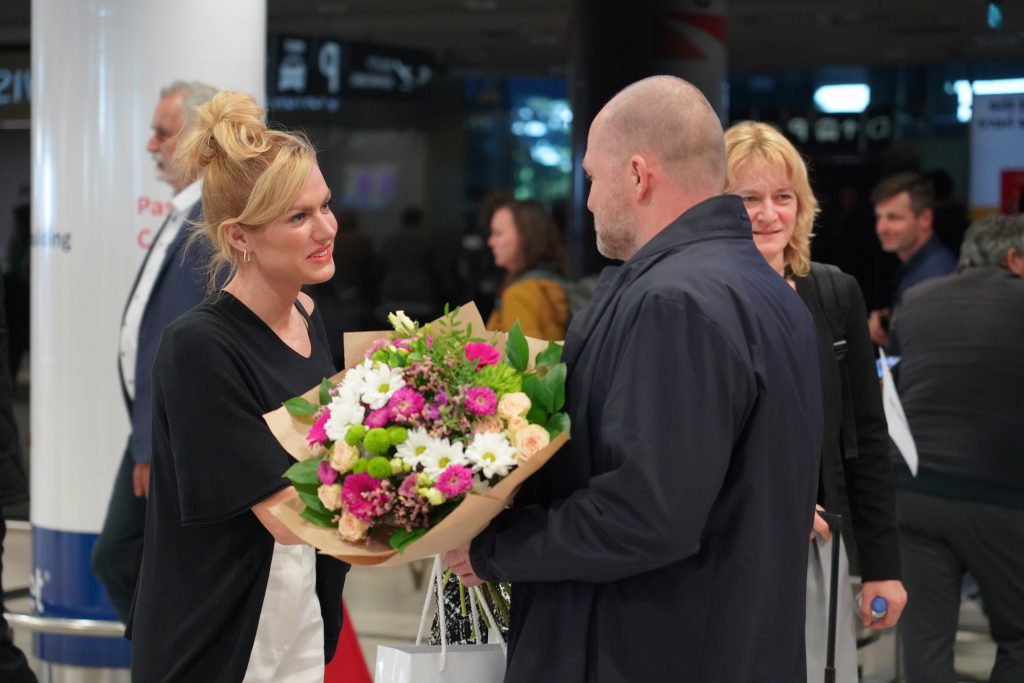 Ondřej Šebek přivítal Gabrielu Soukalovou na letišti